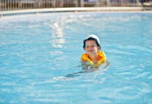 Berenang sejak Dini Bantu Tumbuh Kembang Bayi