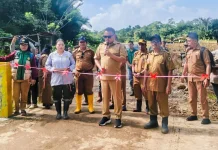 Hadiri Perayaan Padungku Desa Ronta, Bupati Morut Resmikan Jembatan Koromalili