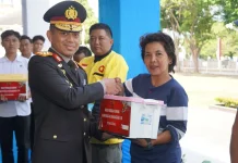 Kapolda Sulteng Serahkan Bansos dan Penghargaan kepada Masyarakat dan Personel