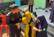 Brimob Polda Sulteng Evakuasi Ibu Hamil Alami Kontraksi Darurat di Buol