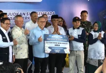 Menko Pangan Serahkan Bantuan 3 Ton Pupuk Non-Subsidi untuk Petani di Sigi