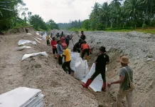 BPBD Parimo Pasang Ratusan Geobag di Torue Antisipasi Banjir