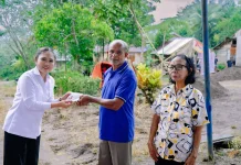 Ketua TP-PKK Morut Serahkan Bantuan Korban Bencana Puting Beliung di Jamor Jaya