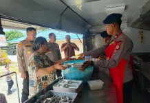 Brimob Polda Sulteng Kirim Ransus Dapur Lapangan untuk Korban Kebakaran Poso