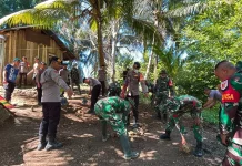 Brimob Sulteng Bersihkan Reruntuhan Pascagempa Magnitudo 5.3 di Buol