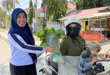 Pererat Silaturahmi, LPKA Palu Bagikan Hasil Panen Bayam ke Warga