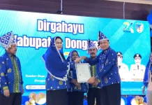 Kemenkum Sulteng Serahkan KIK dan Hak Cipta di HUT Ke-74 Donggala