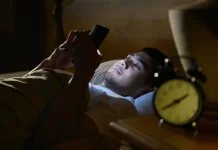 Main HP sebelum Tidur? Ini Dampaknya
