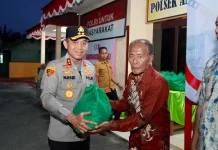 Kapolda Sulteng Salurkan Sembako untuk Warga Ampana Tete Touna