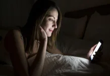 Kurangi Menatap Layar sebelum Tidur