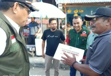Pemkab Parimo Salurkan Pipa Air untuk Warga Terdampak Banjir di Toboli