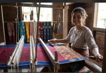 Lawan Kepunahan Kain Tradisional, Restui Pernikahan Hanya untuk Gadis Penenun