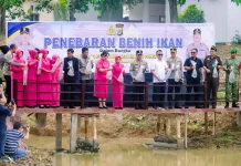 Dukung Ketahanan Pangan, Kapolda Sulteng Tebar 3.000 Benih Ikan di Polres Morut