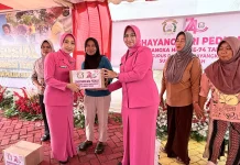 Ketua Bhayangkari Sulteng Bagikan 100 Paket Sembako di Morowali
