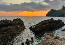 Berenang Sambil Menikmati Sunset di Pantai Enu Donggala