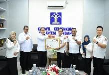 Tingkatkan Kualitas AHU, Kemenkum Sulteng Beri Penghargaan Mitra Kerja