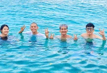 Berenang di Laut Jernih, Aktivitas Sederhana untuk Jaga Suasana Hati