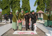 HUT TNI ke-81, Danrem 132/Tadulako Ikut Ziarah di TMP Palu