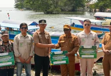 Tingkatkan Kesejahteraan Masyarakat Pesisir, IMIP Salurkan 6 Unit Kapal Nelayan