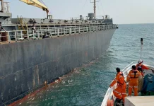 Tim SAR Gabungan Evakuasi Nahkoda MV SN Lumina ke RSUD Luwuk