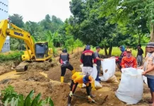 Respons Cepat Bencana, BPBD Parimo Pasang Geobag dan Salurkan Air Bersih