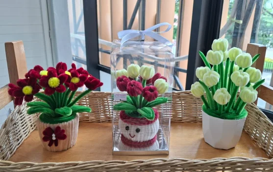 Kreasi Bunga Rajut Hias Meja Kian Diminati