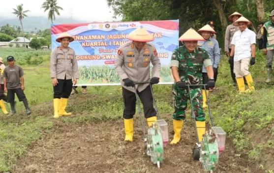 Kapolresta Palu Tanam Jagung Bersama Forkopimda di Duyu