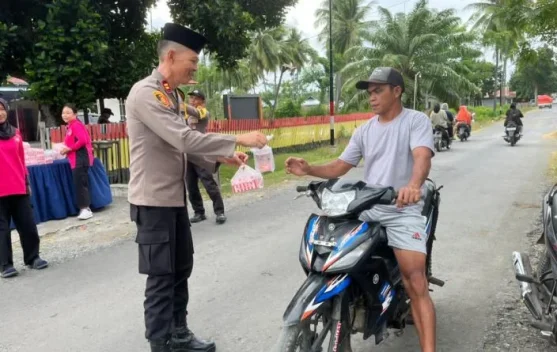 Polsek Bualemo Tebar Kebaikan lewat Bagi 100 Paket Takjil