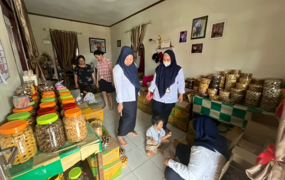 Jelang Lebaran, Kue Kering Rumahan Laris Diburu