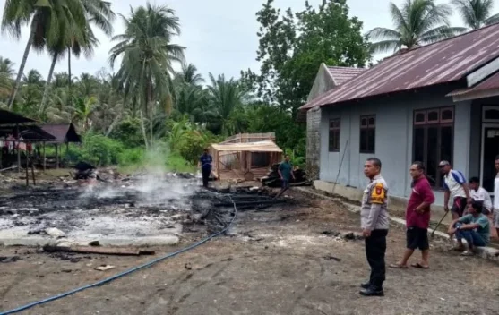 Satu Unit Rumah di Moilong Banggai Terbakar Polsek Toili Bergerak