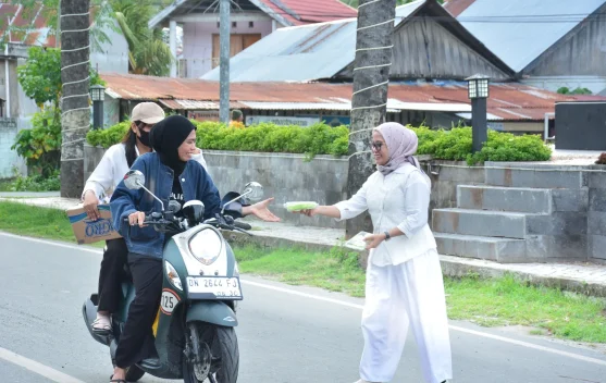 KPU Donggala Berbagi Takjil dan Sosialisasi Pendidikan Pemilih