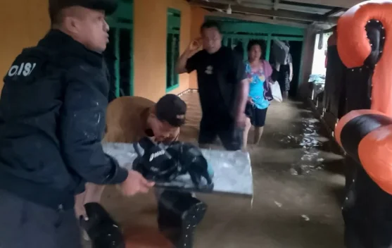 Polisi Bantu Evakuasi Masyarakat Terdampak Banjir Balaang Banggai