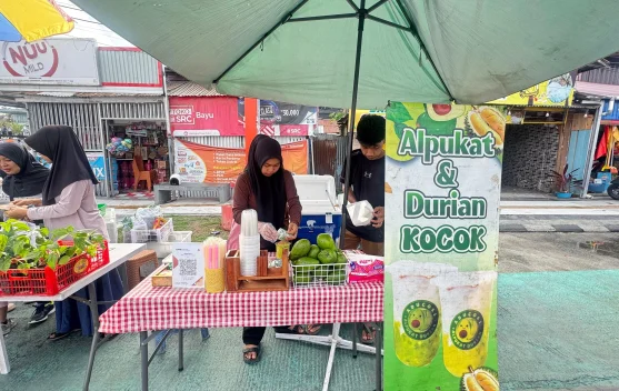 Segarnya Alpukat Durian Kocok di CFD Kota Palu