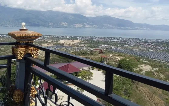 Menikmati Panorama Teluk Palu dari Ketinggian Gong Perdamaian Nusantara