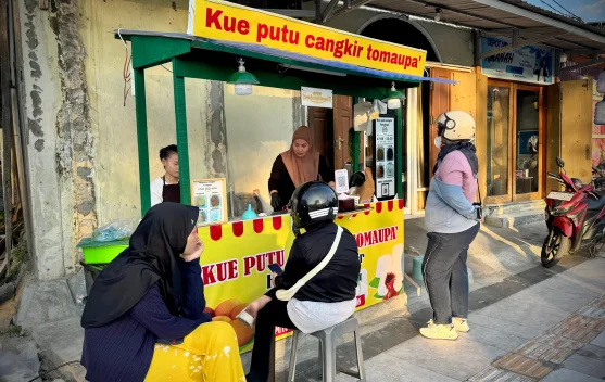 Kue Putu Cangkir Tomaupa Jadi Salah Satu Jajanan Favorit Warga Palu