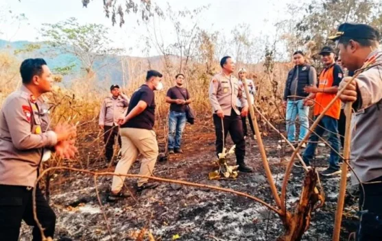 Kapolresta Banggai Pimpin Pemadaman Karhutla di Pegunungan Batu Hitam