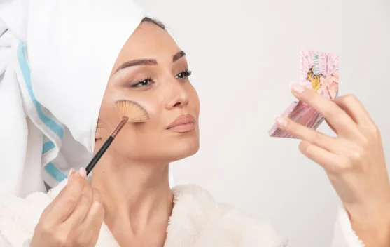Hindari Kesalahan Makeup Ini agar Wajah Tetap Segar di Segala Usia