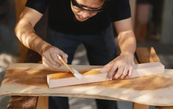 Mengenal Jenis Pernis Kayu dan Fungsinya untuk Finishing