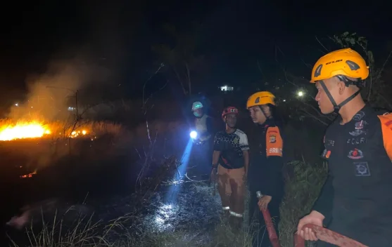Brimob Bantu Damkar Padamkan Kebakaran Lahan di Tentena