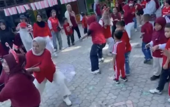 Lomba Tarik Tambang Memeriahkan Hut RI ke 81