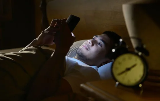 Main HP sebelum Tidur? Ini Dampaknya