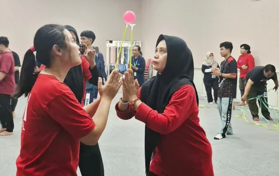 Permainan Oper Bola Pakai Stik Meriahkan Hari Radio Ke-81