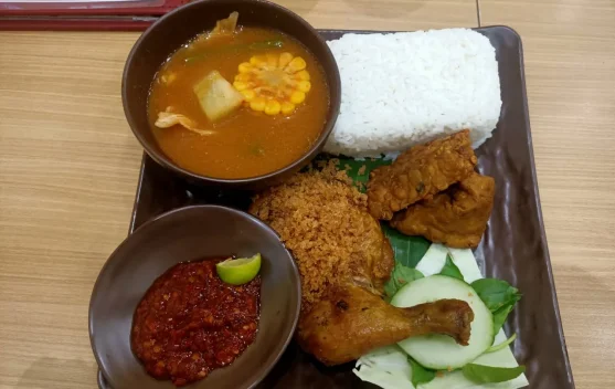 Ayam Penyet dan Sayur Asem, Pilihan Kuliner Bercita Rasa Khas Jawa di Palu