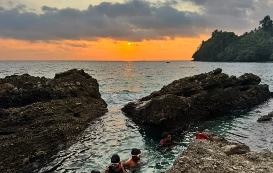 Berenang Sambil Menikmati Sunset di Pantai Enu Donggala