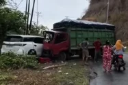 Fortuner Seruduk Truk di Tikungan Trans Sulawesi Parimo Tiga Mahasiswa Terluka