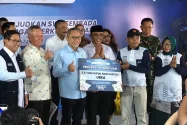 Menko Pangan Serahkan Bantuan 3 Ton Pupuk Non-Subsidi untuk Petani di Sigi