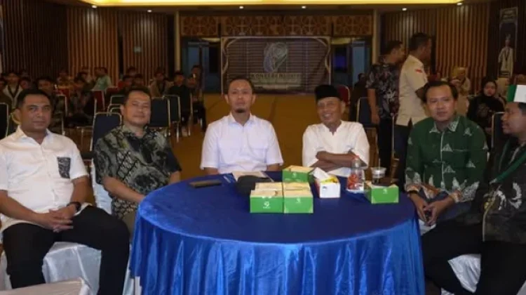 HMI Beri Penghargaan Anggota Kehormatan Kepada Wali Kota Pekanbaru