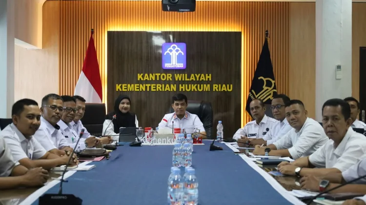 Kemenkum Riau Serahkan Hasil Analisis Perda Lahan Pangan Berkelanjutan
