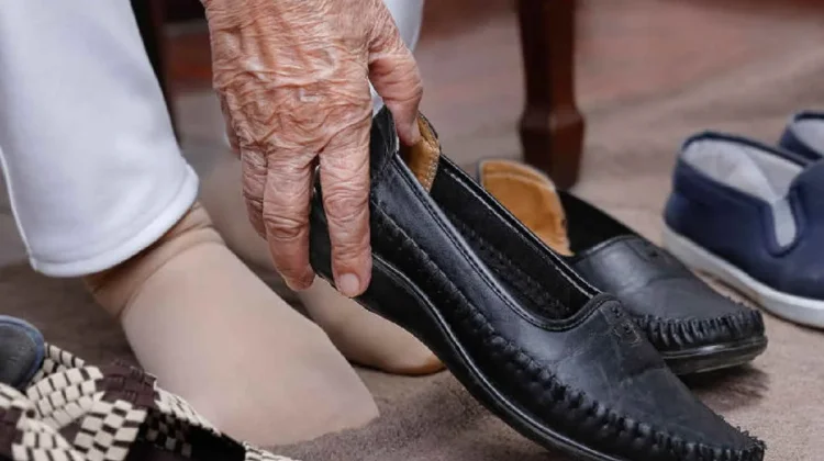 Waspada Penggunaan Sepatu yang Aman untuk Kesehatan Para Lansia
