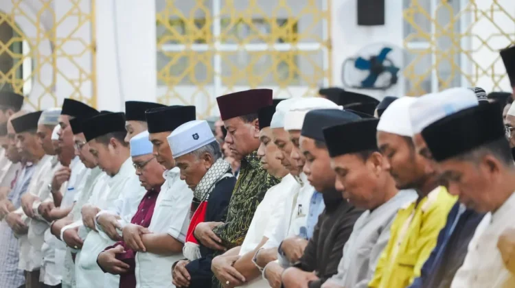 Bupati Kuansing Tarawih Perdana di Mesjid Agung